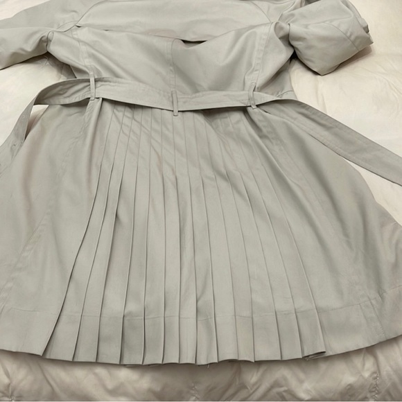 BURBERRY Double Breasted Trench Coat with pleated skirt in great condition - Picture 4 of 12